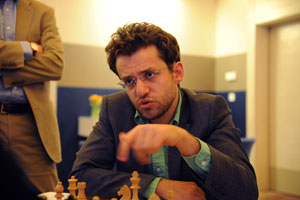 Levon Aronian has opened a point and a half lead after 5 rounds. 