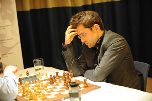 Levon Aronian continues to lead after 9 rounds.