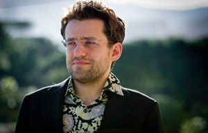 Levon Aronian still leads. Photo © Fred Lucas. 