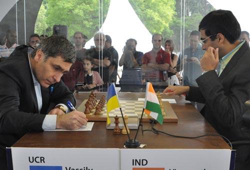 Vassily Ivanchuk took the lead with a fine win over Viswanathan Anand