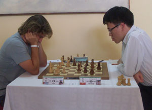 Lazaro Bruzon playing Le Quang Liem who led by a point going into the final round. Photo © Miguel E. Gomez Masjuan. 