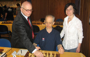 Organiser Agostino Scalfi and Mayor of Courmayeur, Fabrizia Derriard make opening move with Gennady Timoscenko.