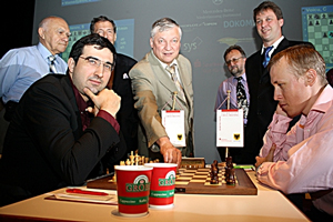 Kramnik, Karpov and Ponomariov at the start of Round 7 Karpov was in Dortmund campaigning for the FIDE Presidency.  Photo © Georgios Souleidis. 