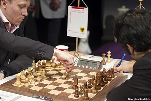 Ruslan Ponomariov against Hikaru Nakamura in Round 8