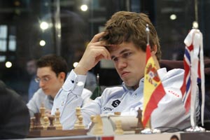 Magnus Carlsen caught leader Fabiano Caruana after beating Vallejo in Round 7. Photo ©