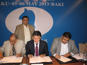 Shri.Bharat Singh Hony Secretary All India Chess Federation and FIDE President Kirsan Ilyumzhinov signing the contract in presence of Shri. DV Sundar, Vice President FIDE and Shri. RM Dongre, Treasurer  Photo © All India Chess Federation.