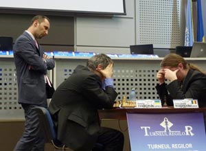 Veselin Topalov looks on as Ivanchuk plays Nisipeanu. Photo © 