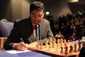 Viswanathan moves into the joint lead. Photo © John Sargent. 