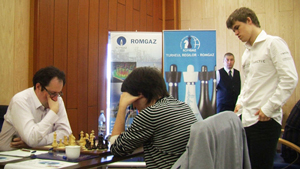 Round 10 The clear winner by two points Magnus Carlsen looks on as Teimour Radjabov (back to camera) beats Boris Gelfand to catch him in 2nd place. Photo © Peter Doggers who was on the spot making videos for the official site. 