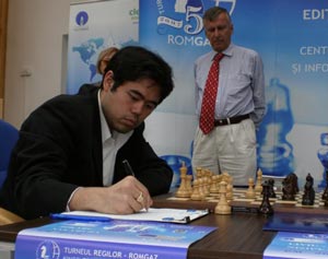 Hikaru Nakamura bounced back in Round 2. Arbiter Nigel Freeman in the background. Photo7copy; Chirila Radu-Catalin. 