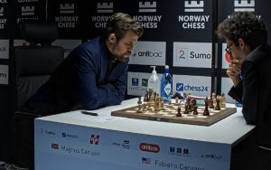 Carlsen venceu Caruana na quarta rodada do torneio de xadrez da Noruega.  Foto ©