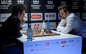 Caruana contra Carlsen na rodada 7. Foto © 