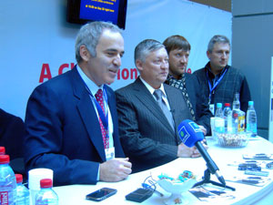 Kasparov and Karpov held a press conference before Rd7. Photo © 