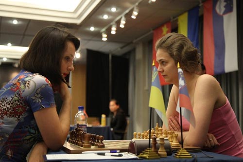 Anna Muzychuk just blew Kateryna Lahno away in a Scotch