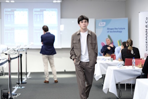 Winner Javokhir Sindarov waiting for his final round opponent Vasyl Ivanchuk to move. Photo Mikael Svensson.
