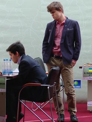 Ian Nepomniachtchi watched by Hikaru Nakamura