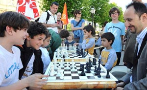 Topalov promoting chess at a children's festival. Photo ©  