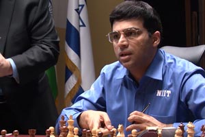 Viswanathan Anand discussing a point at the end of the drawn game 10. Photo © 