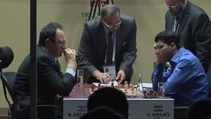 Gelfand and Anand discuss game 1. Photo © 