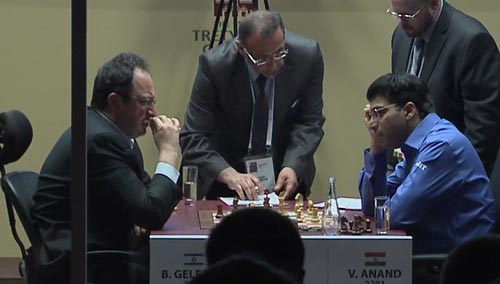 Gelfand and Anand discuss the game