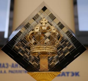 World chess champion Viswanathan Anand of India holds a trophy at an award  presentation ceremony of the FIDE World Chess Championship in Moscow,  Russia, Thursday, May 31, 2012. Anand oretained his title