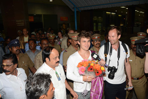 Carlsen arrives in India. Photo © 