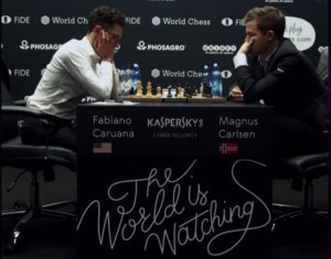 Caruana e Carlsen em jogo durante o jogo 1. 