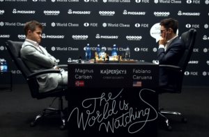 Carlsen e Caruana durante o jogo dois.