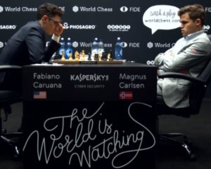 Caruana e Carlsen em jogo durante o jogo 3. 