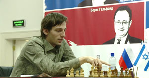 A relieved looking Grischuk chats with Gelfand after the game. 