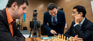 Svidler and Anand along with FIDE President Kirsan Ilyumzhinov at the start of the final round. Photo © 