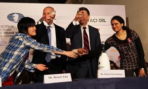 World Champion Hou Yifan shakes hands with challenger Humpy Koneru. Photo © Anastasiya Karlovich with kind permission of FIDE.