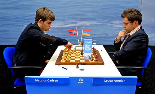 chess24 - Magnus Carlsen beats Levon Aronian to move to +4