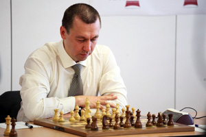 Gata Kamsky who has been quite grumpy in this event had something to smile about today. Photo © Anastasiya Karlovich.