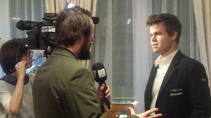 Norwegian tv2 norge reporter Lars Sivertsen interviewing Magnus Carlsen. Photo © Tarjei J. Svensen